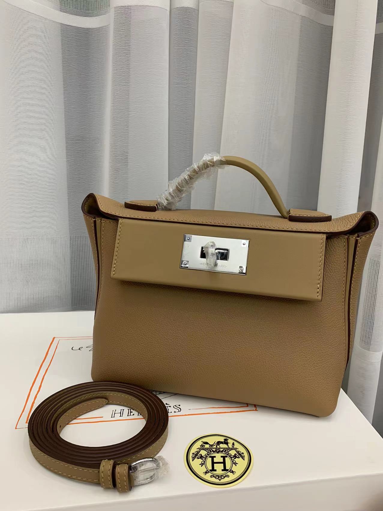 Hermes Kelly Mini 2424 21cm Handbag in Alezan Clemence Leather